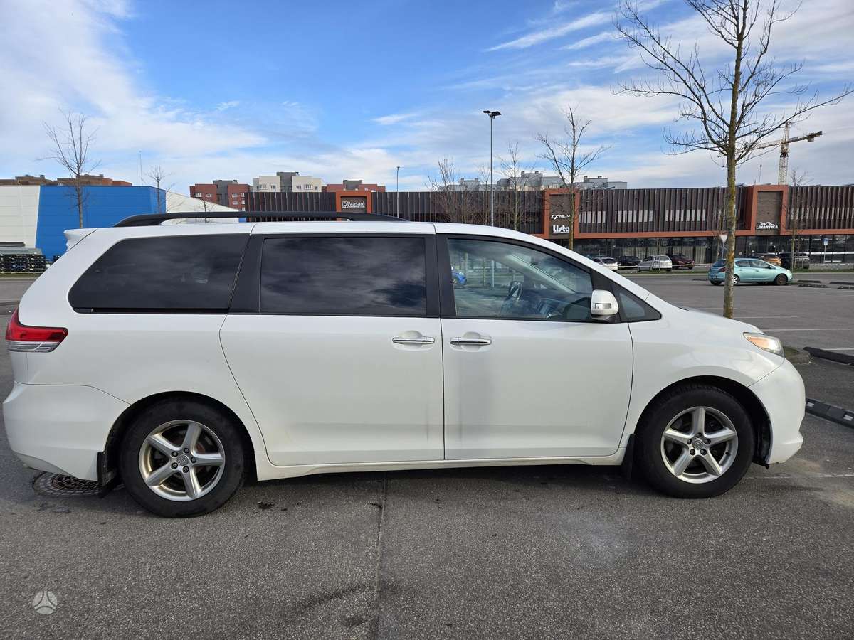 Toyota Sienna - 4