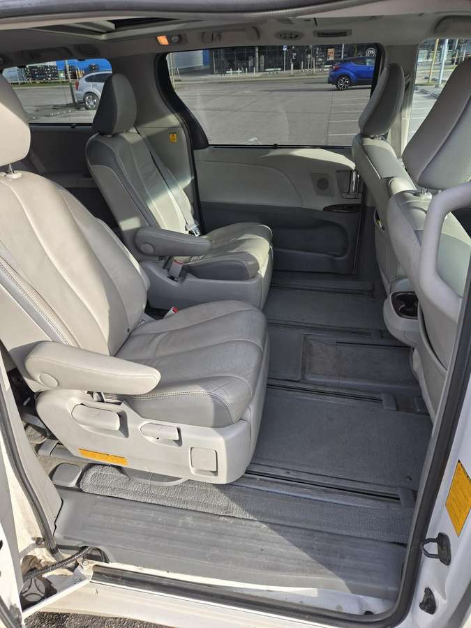 Toyota Sienna - 7