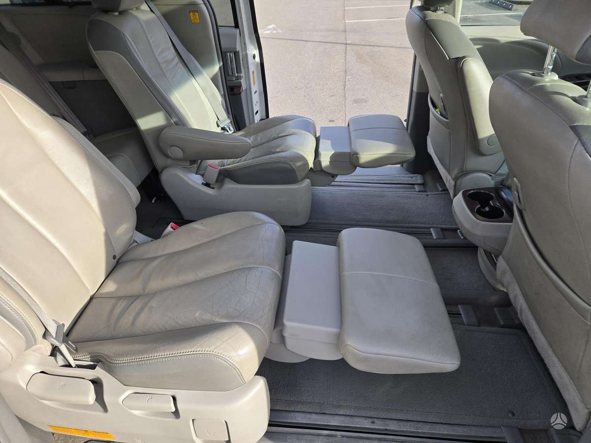 Toyota Sienna - 9