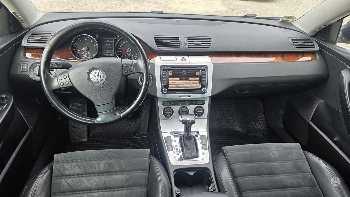 Volkswagen Passat - 1