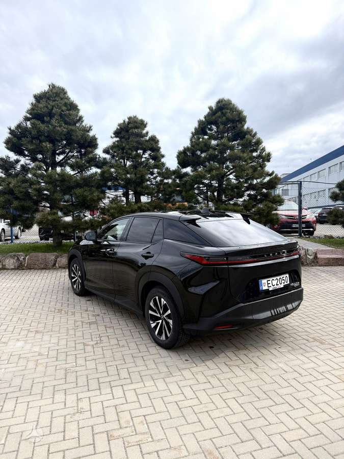 Lexus RZ 450e, off-road / crossover