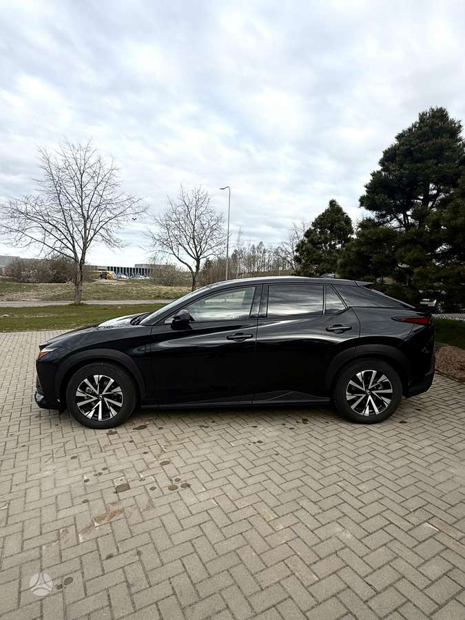 Lexus RZ 450e, off-road / crossover