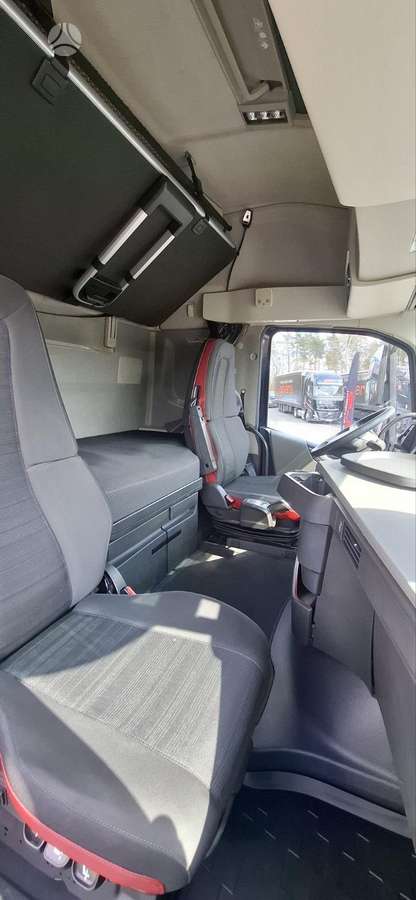 Volvo FH, double sleeper