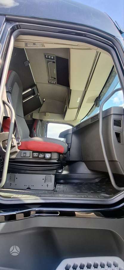 Volvo FH, double sleeper