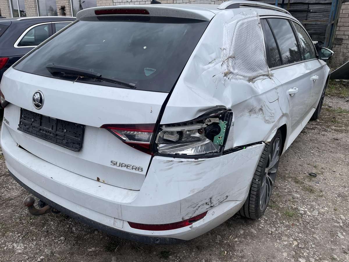 Skoda Superb dalimis