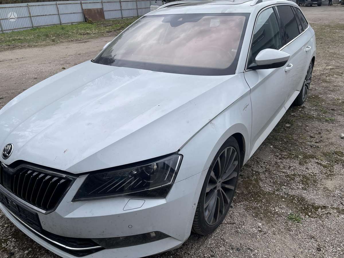 Skoda Superb dalimis
