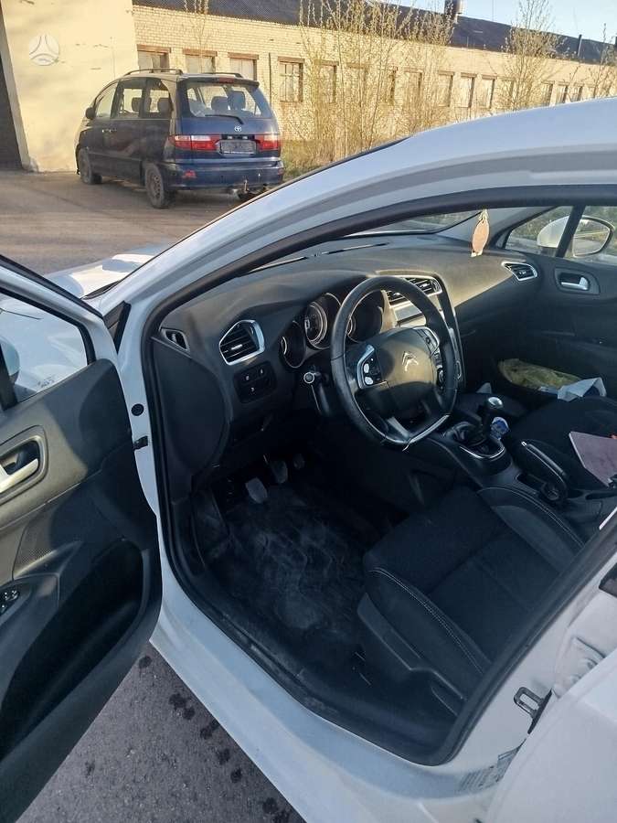 Citroen C4, 1.6 l., hatchback