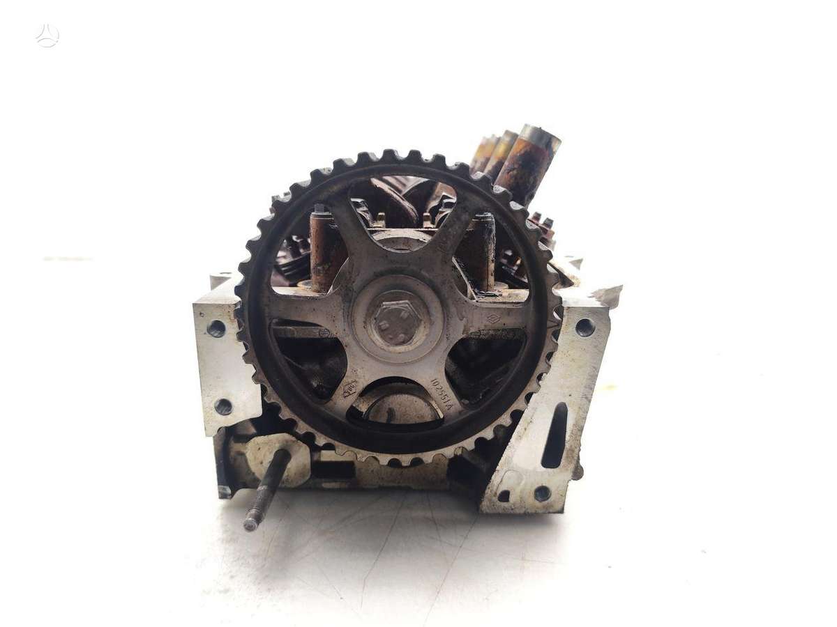Dacia Sandero cylinder head