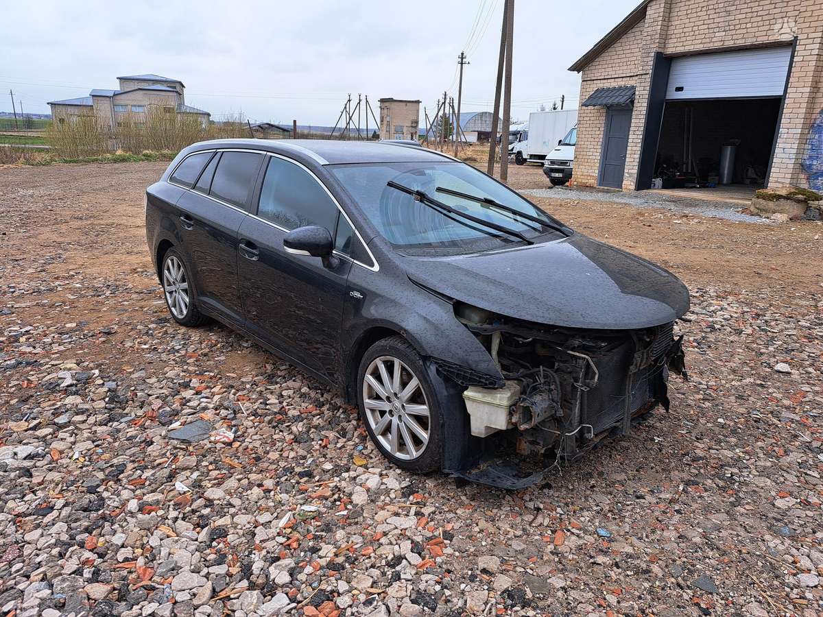 Toyota Avensis Katik pradėtas ardyti