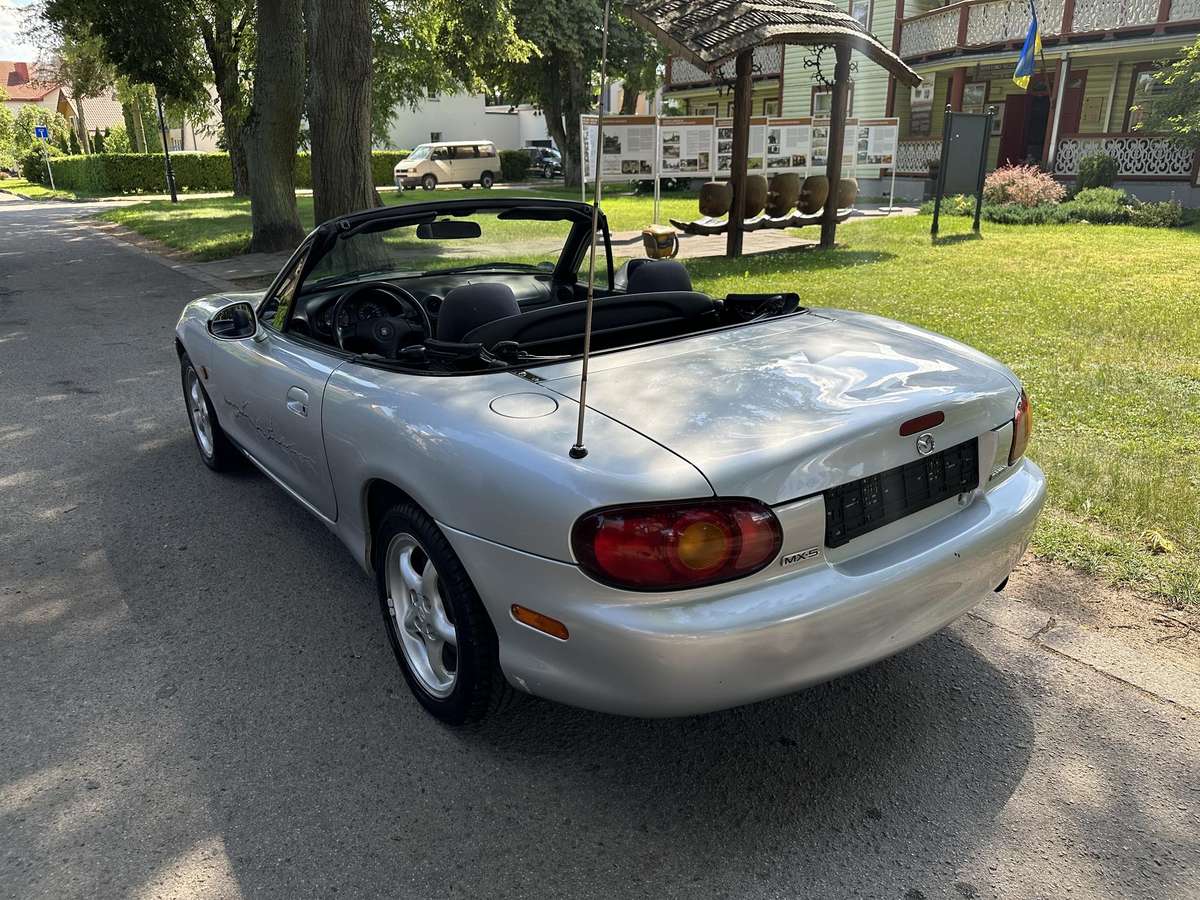 Mazda MX-5, 1.6 l., convertible