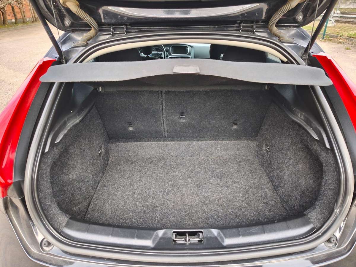 Volvo V40, 1.6 l., hatchback