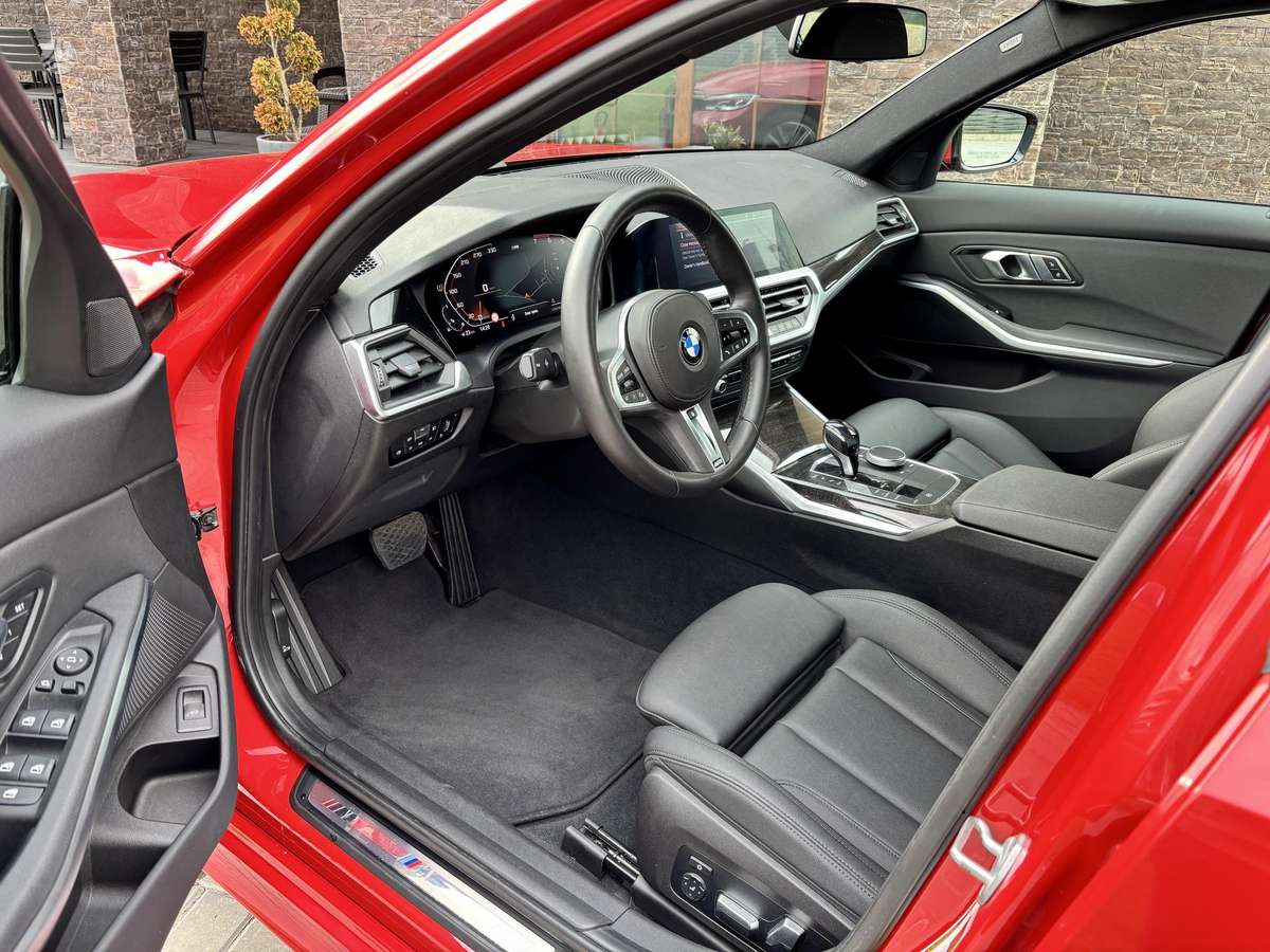 BMW 330, 2.0 l., Седан