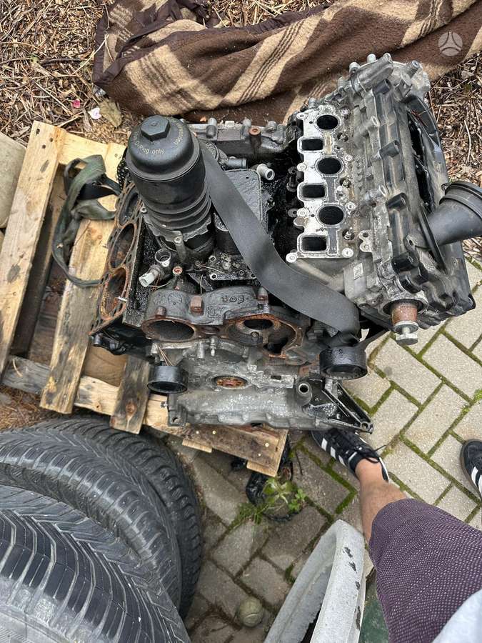 Porsche Cayenne variklio detalės
