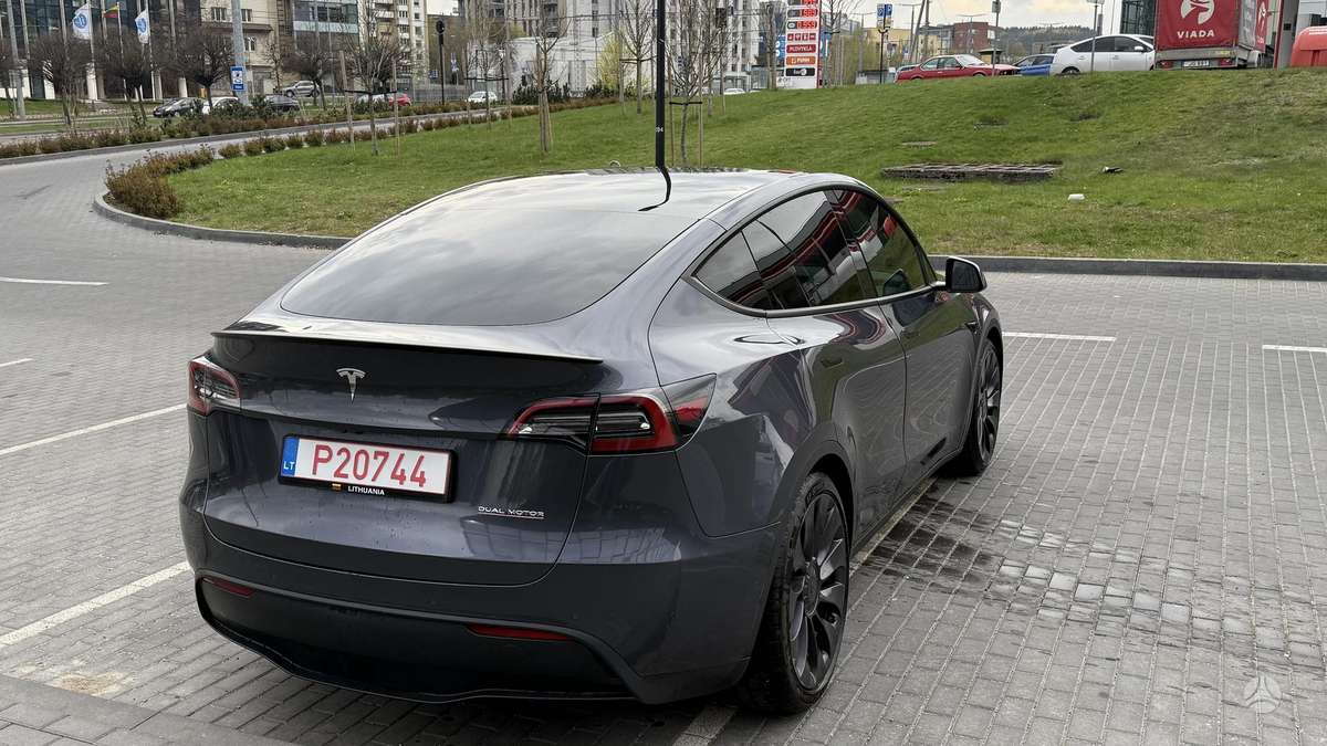 Tesla Model Y, 81 kWh, hatchback