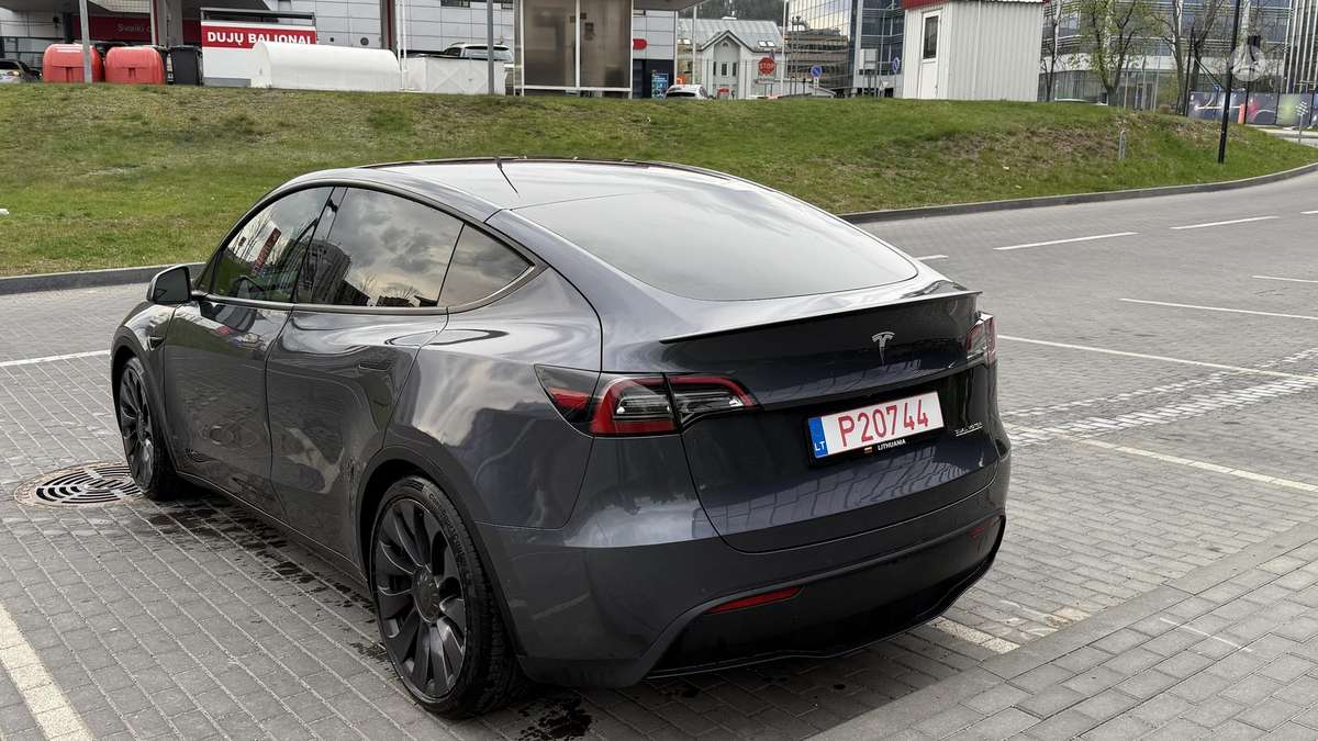 Tesla Model Y, 81 kWh, hatchback