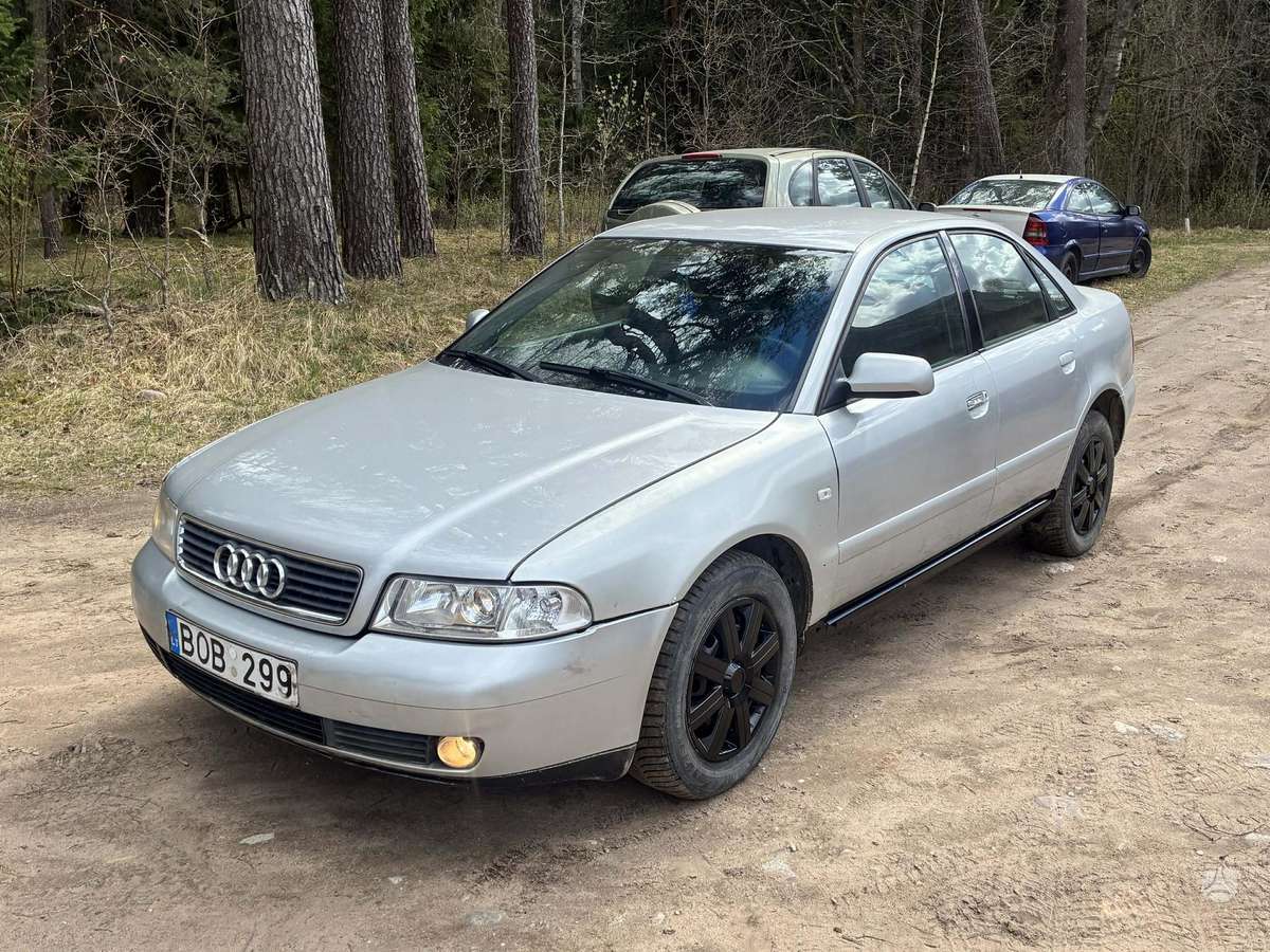 Audi A4, Седан
