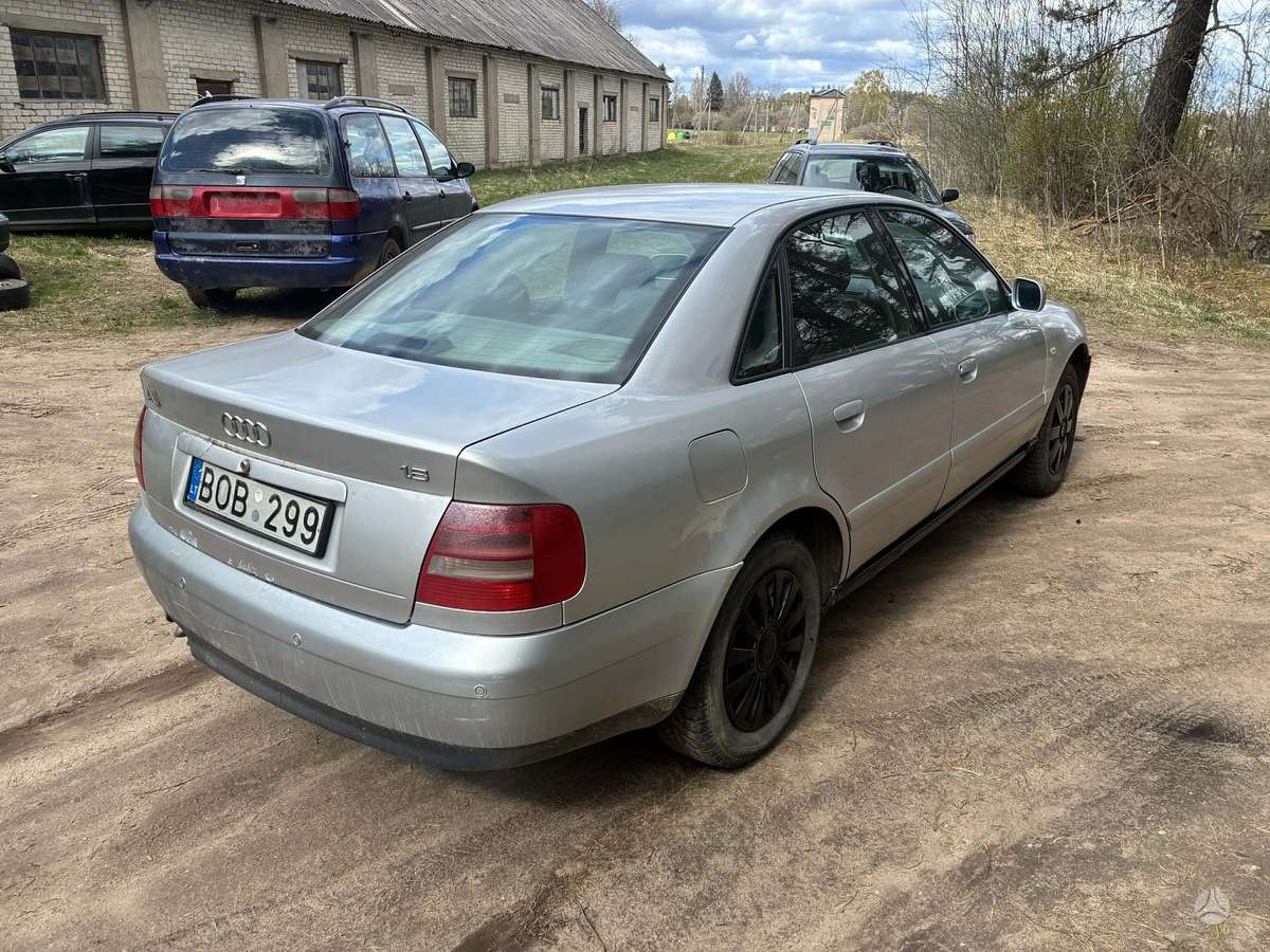 Audi A4, Седан