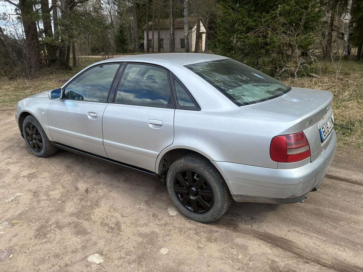 Audi A4, Седан