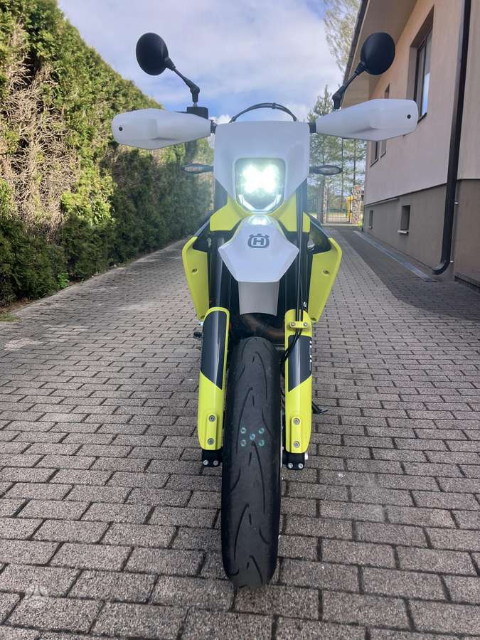 Husqvarna Supermoto 693cc, supermoto