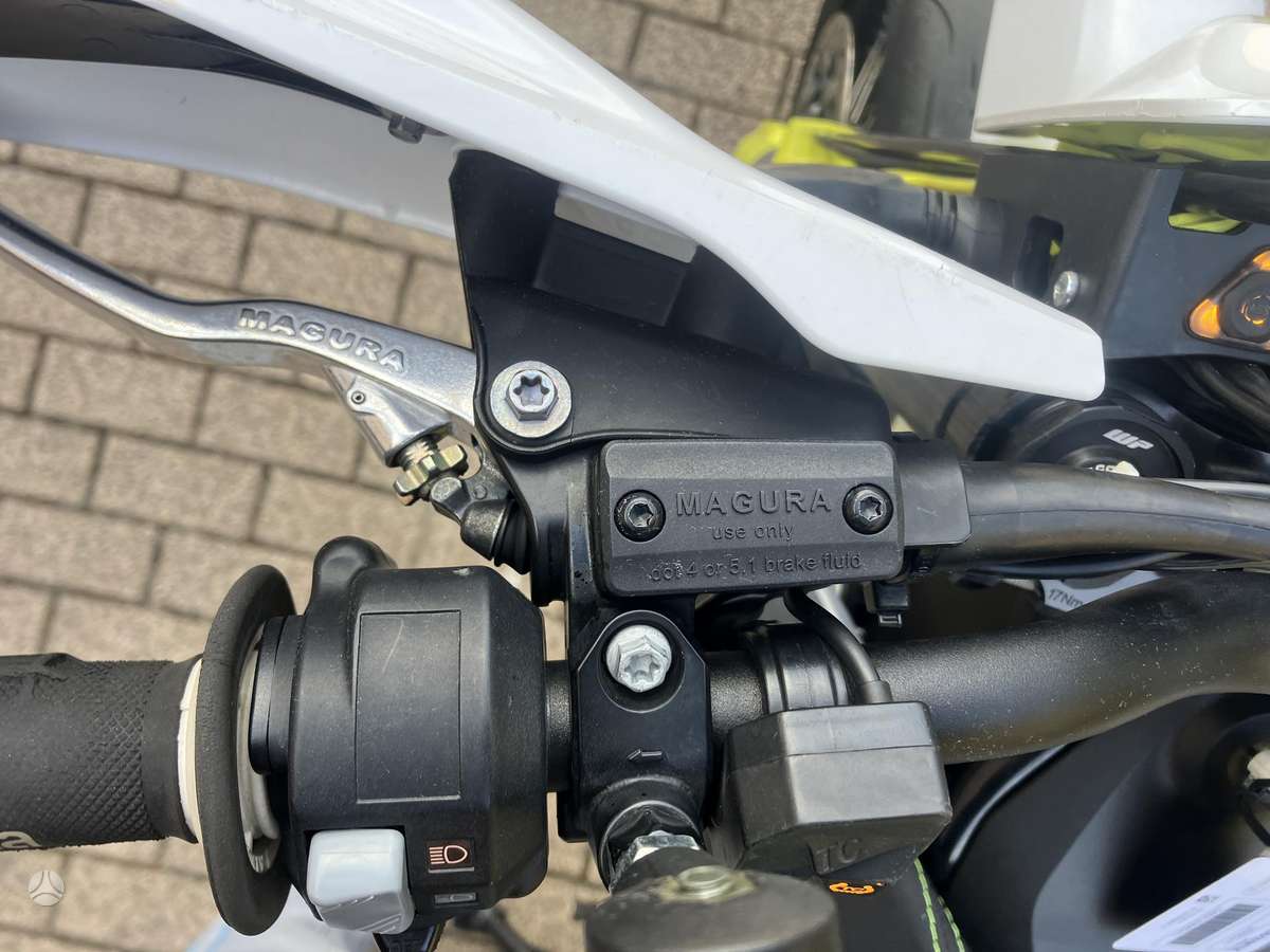 Husqvarna Supermoto 693cc, supermoto
