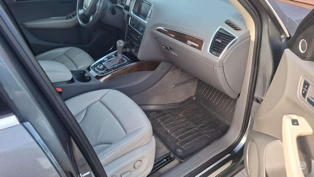 Audi Q5, 3.2 l., off-road / crossover
