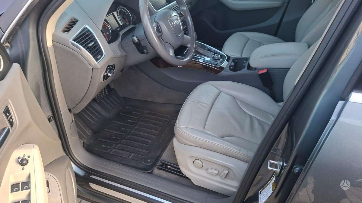 Audi Q5, 3.2 l., off-road / crossover