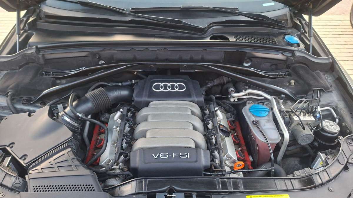Audi Q5, 3.2 l., off-road / crossover