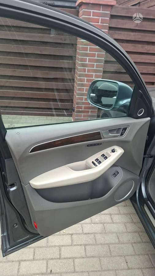 Audi Q5, 3.2 l., off-road / crossover