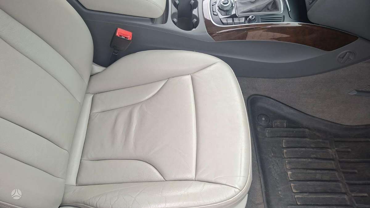 Audi Q5, 3.2 l., off-road / crossover