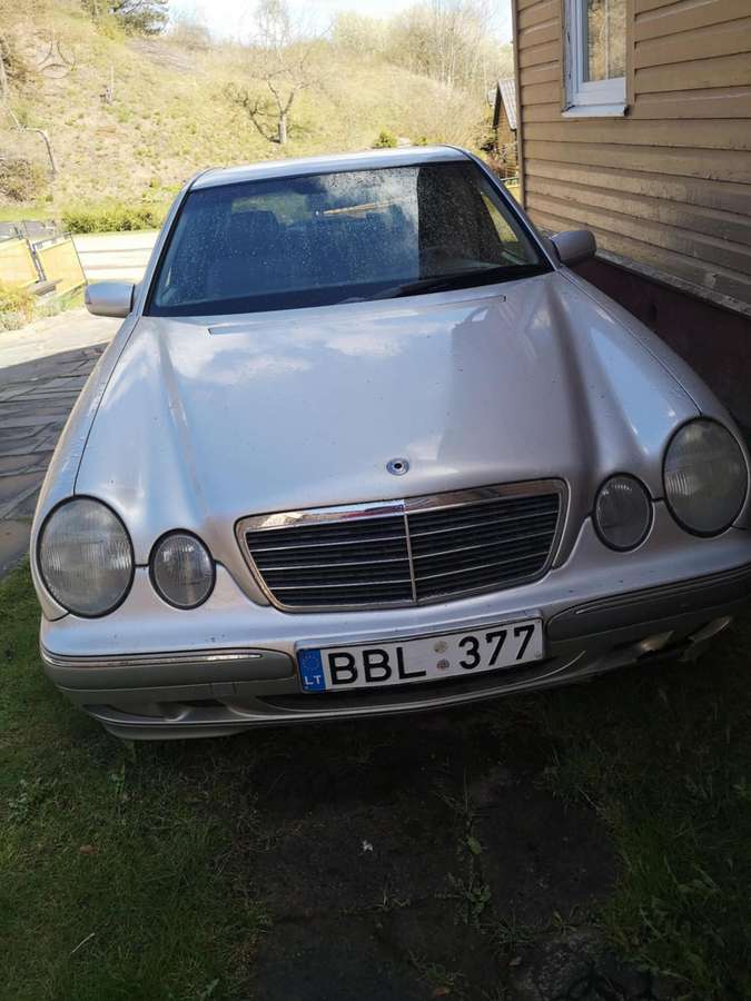 Mercedes-Benz E240, Седан
