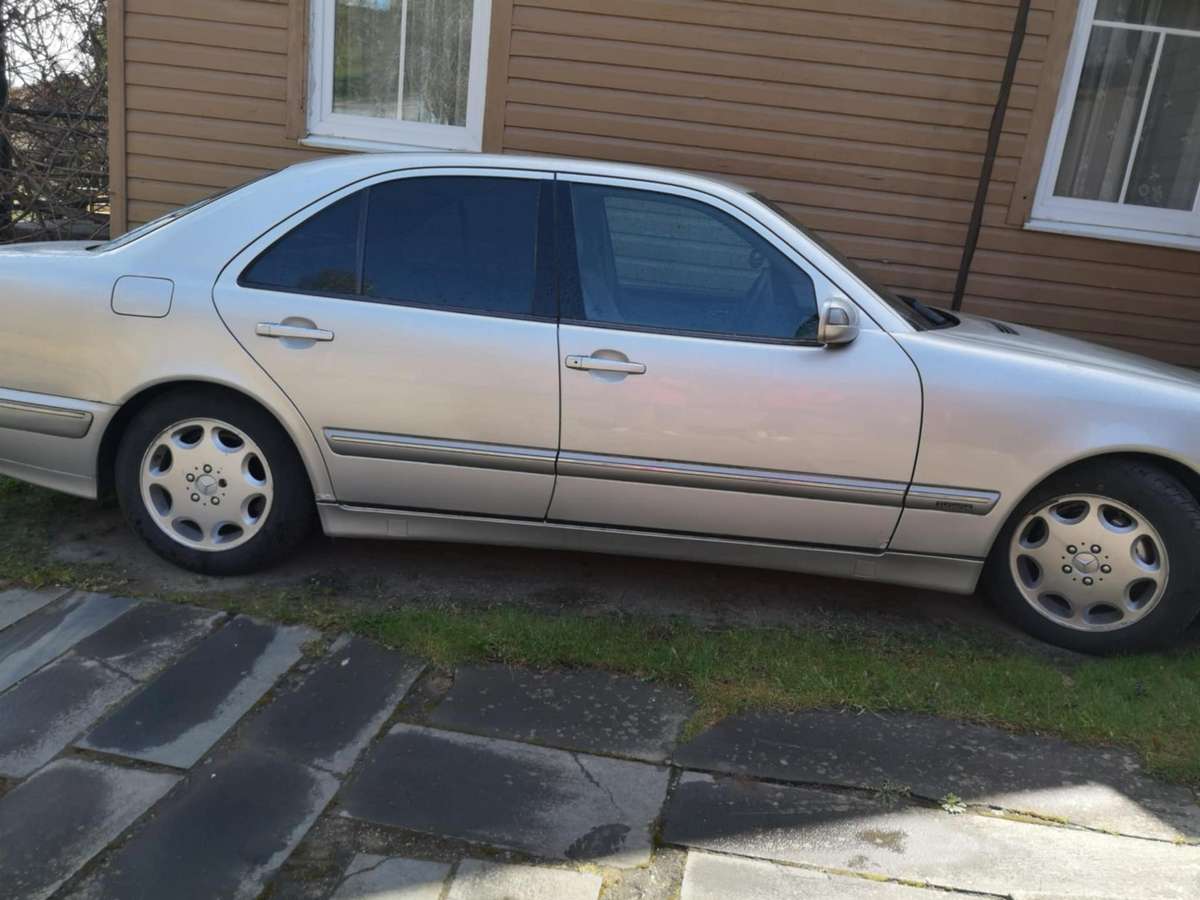 Mercedes-Benz E240, Седан