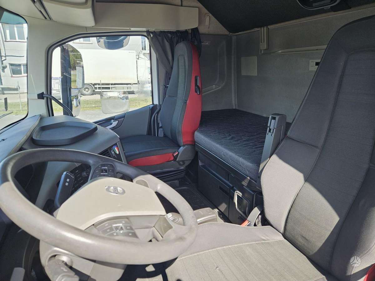 Volvo FH 460, double sleeper