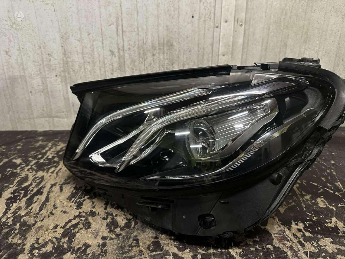 Mercedes-Benz E220 lights