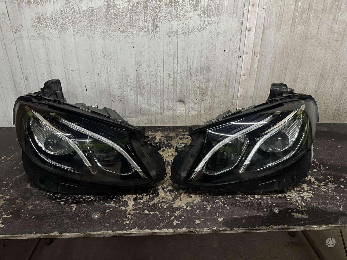 Mercedes-Benz E220 lights