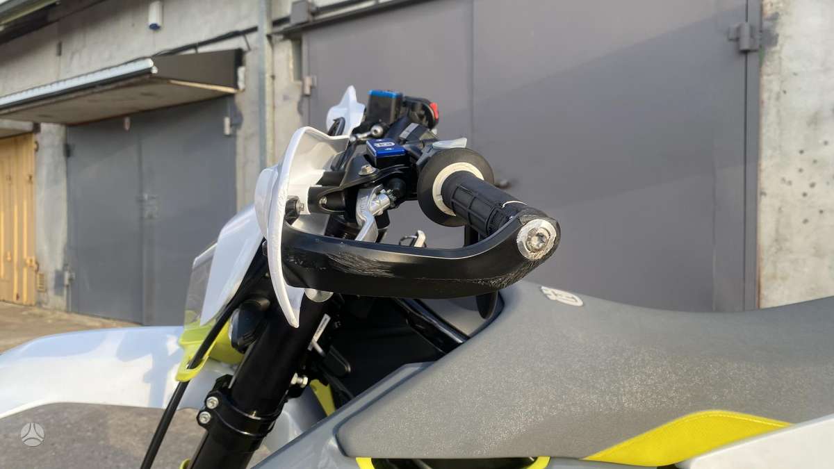 Husqvarna Supermoto 693cc, supermoto
