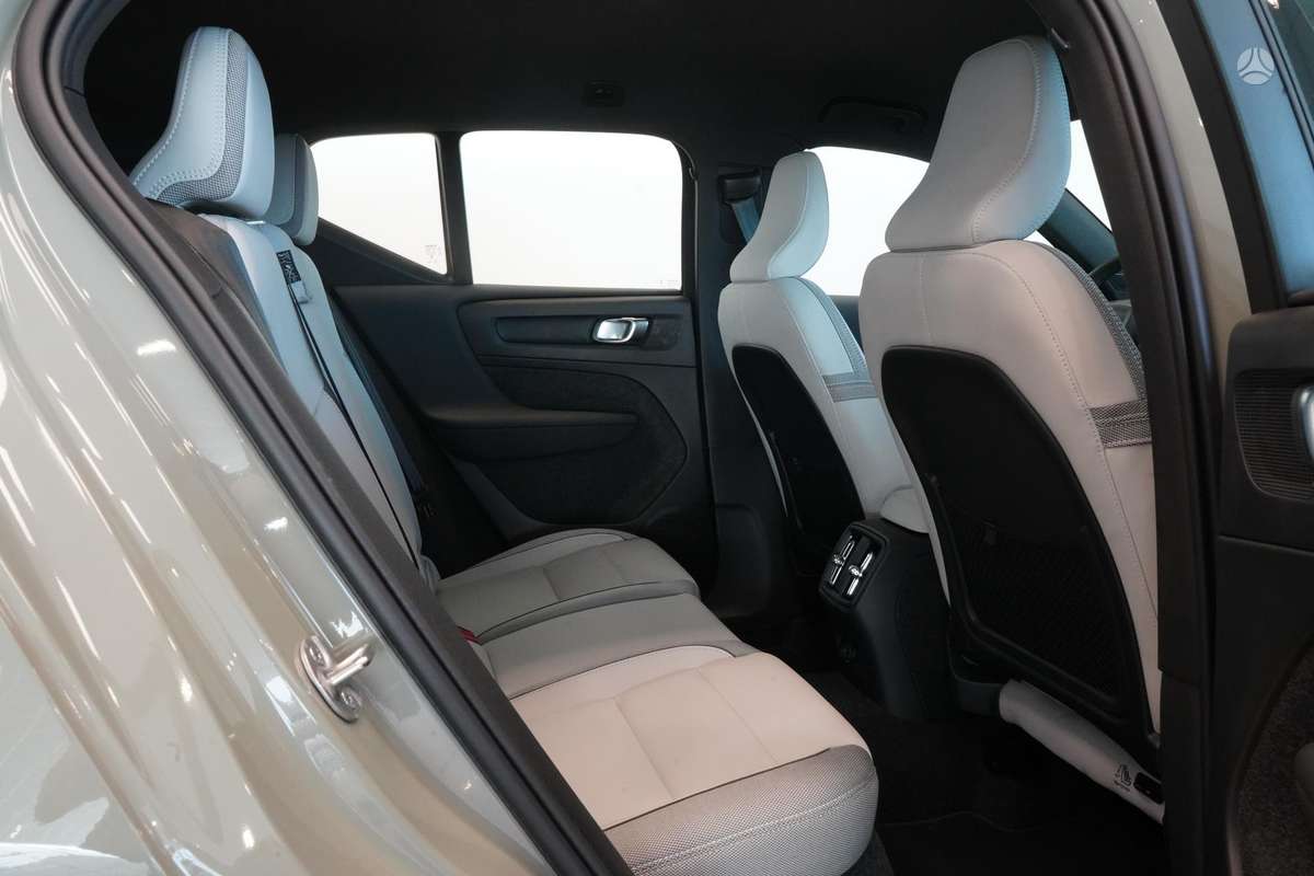 Volvo EX40 - 12
