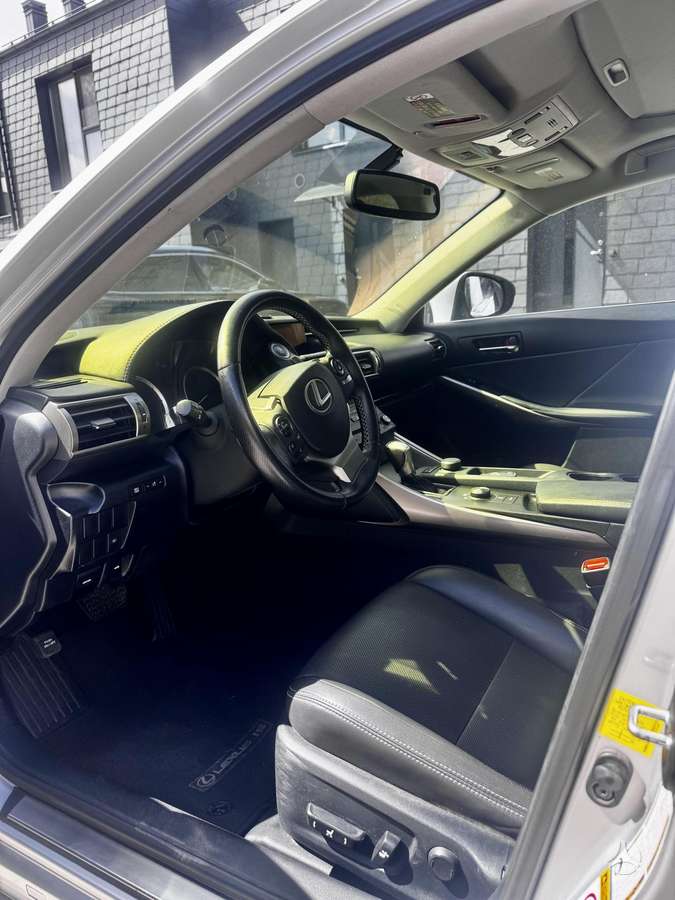Lexus IS 200, 2.0 l., Седан