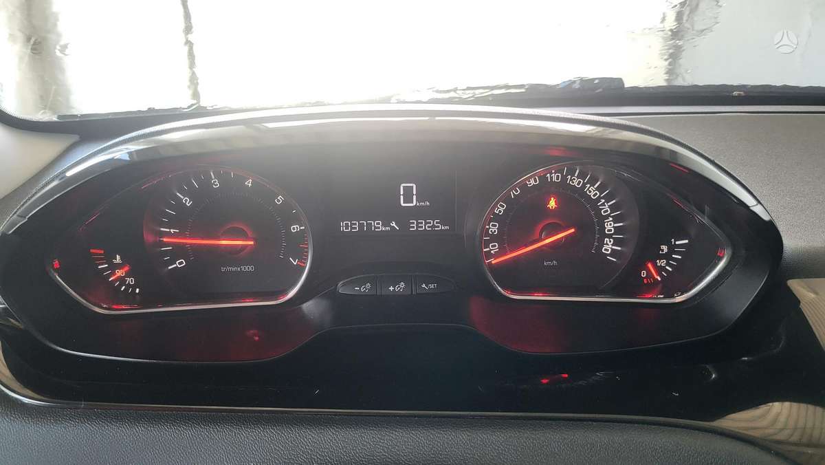 Peugeot 208, 1.2 l., hatchback