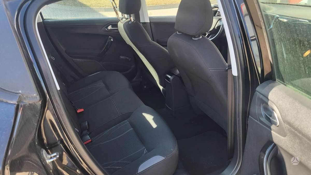 Peugeot 208, 1.2 l., hatchback