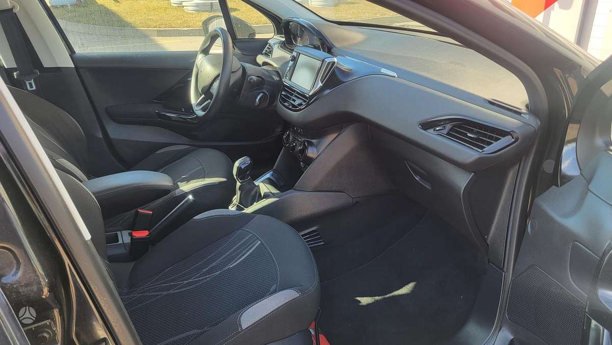 Peugeot 208, 1.2 l., hatchback