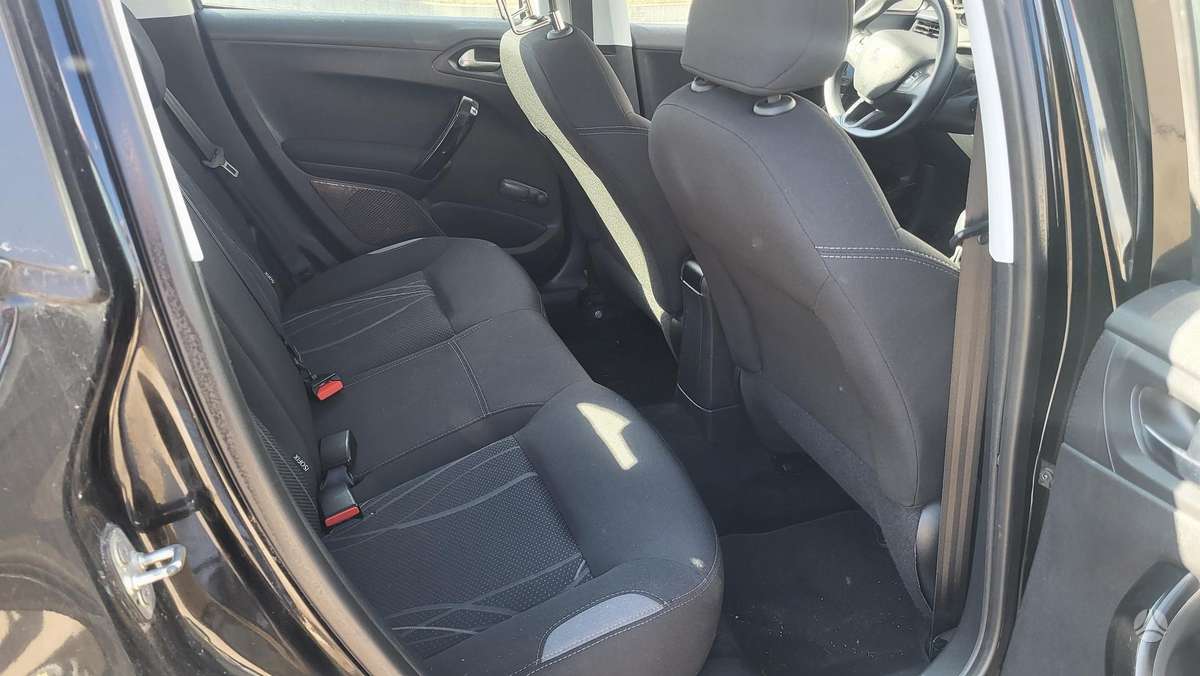 Peugeot 208, 1.2 l., hatchback