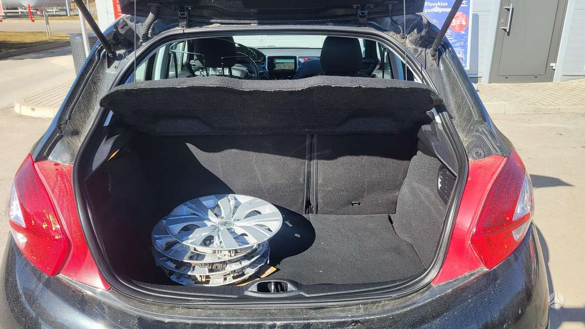 Peugeot 208, 1.2 l., hatchback
