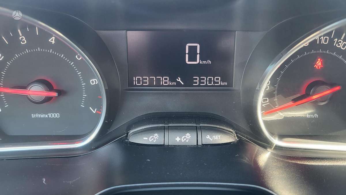 Peugeot 208, 1.2 l., hatchback
