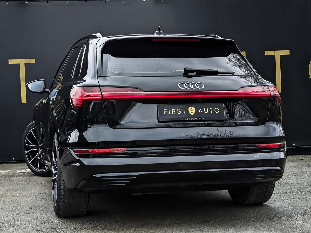 Audi e-tron, 71 kWh, off-road / crossover