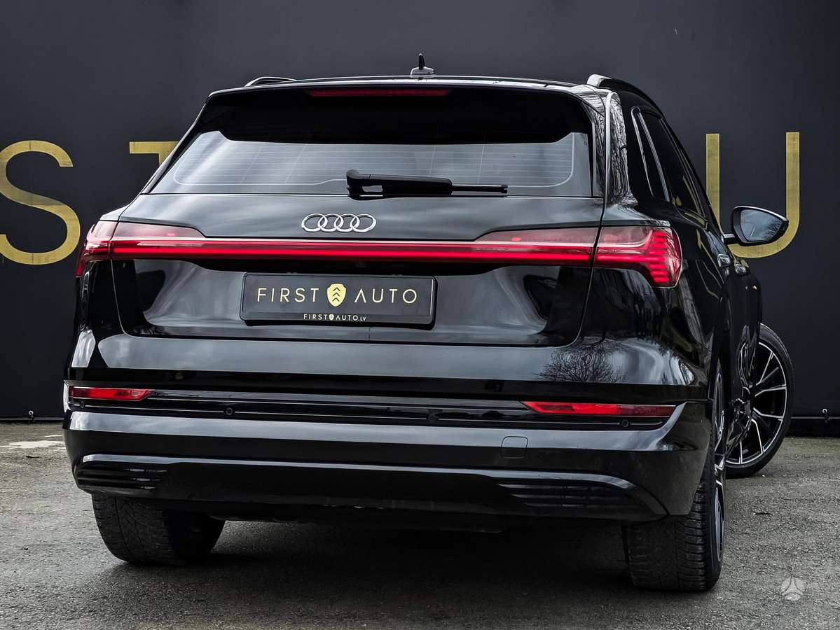 Audi e-tron, 71 kWh, off-road / crossover