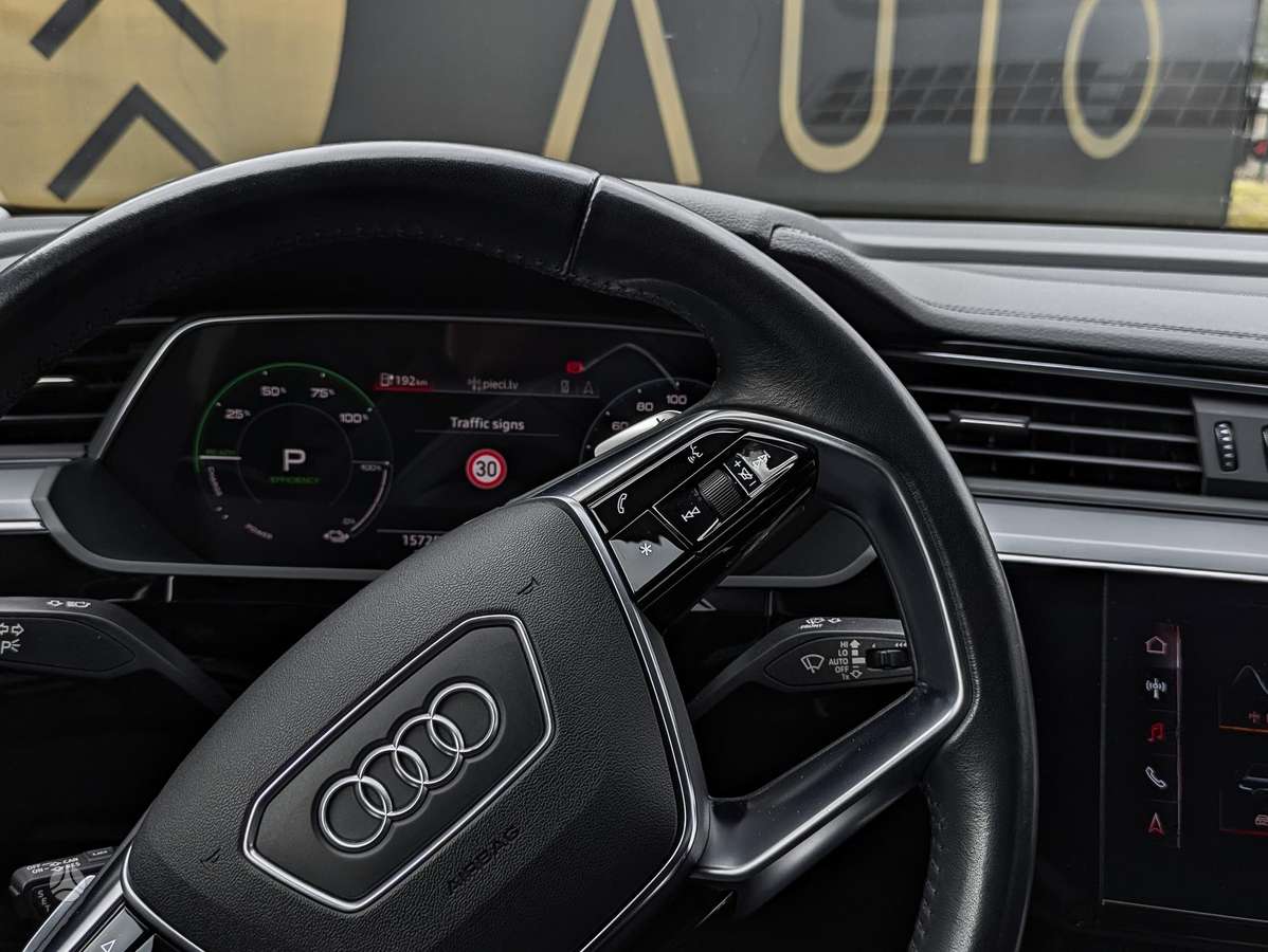 Audi e-tron, 71 kWh, off-road / crossover