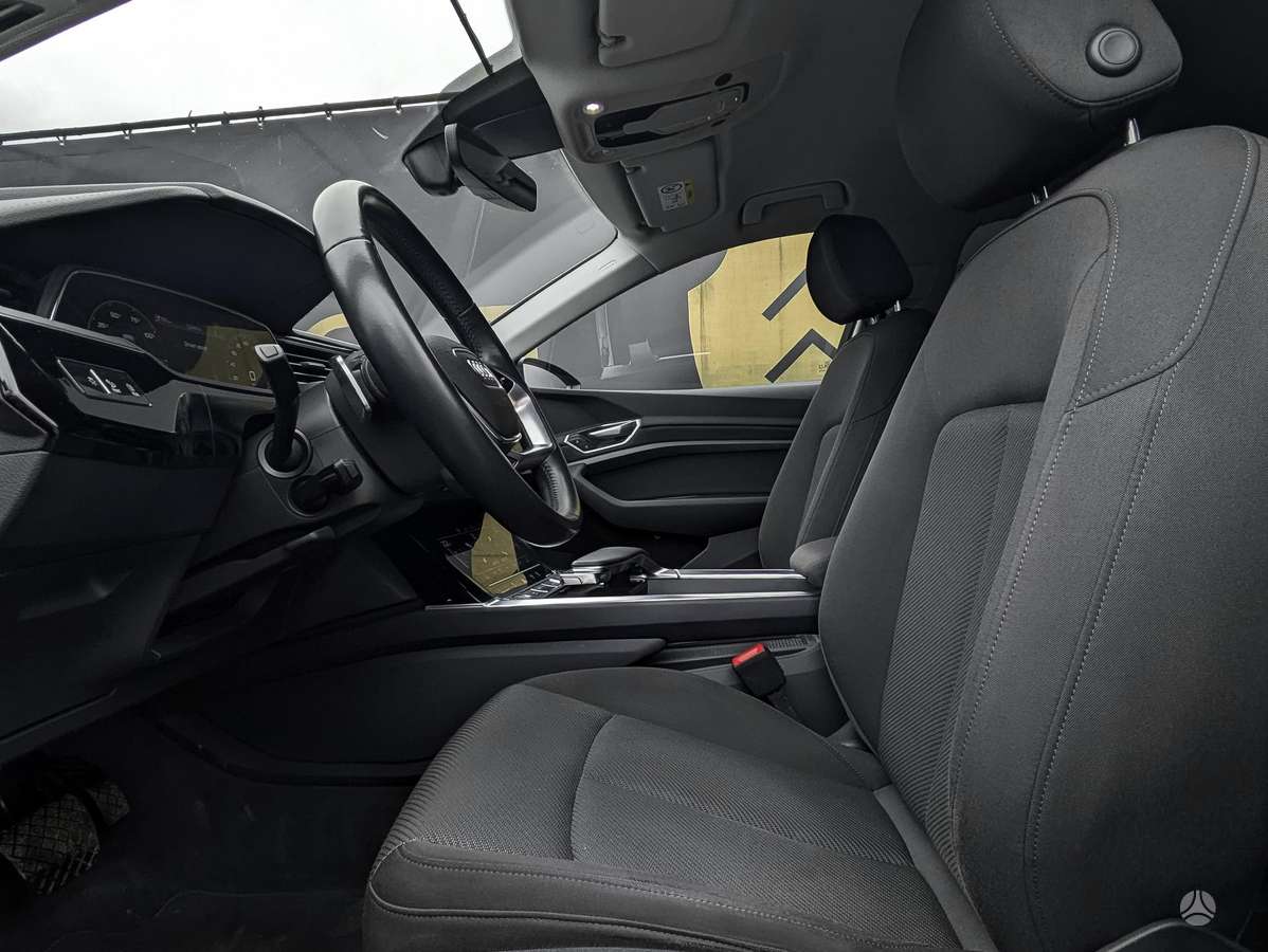 Audi e-tron, 71 kWh, off-road / crossover