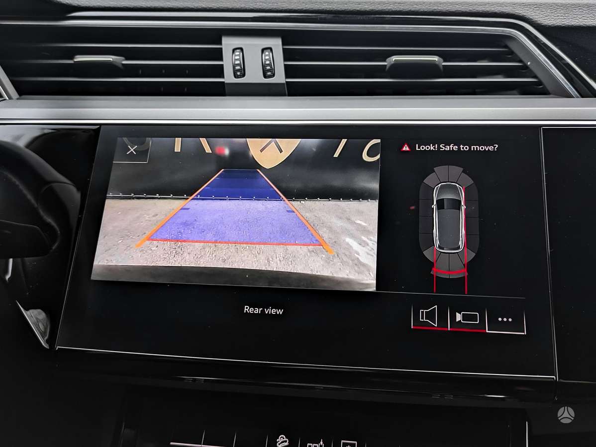 Audi e-tron, 71 kWh, off-road / crossover