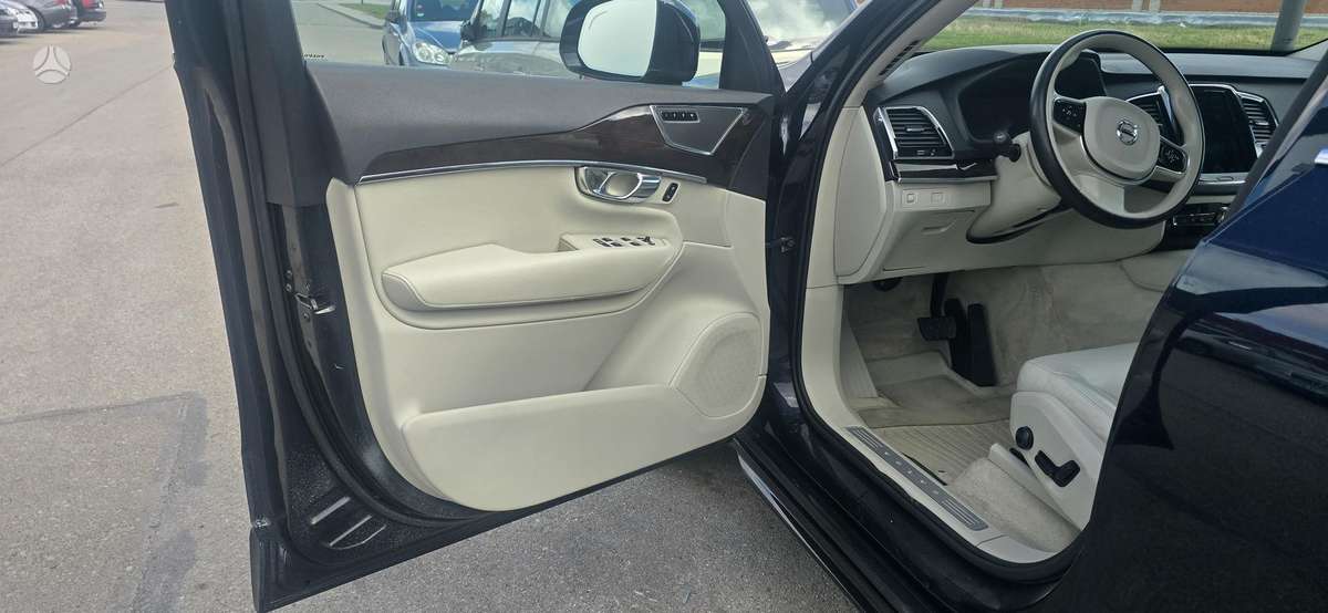 Volvo XC90, 2.0 l., off-road / crossover