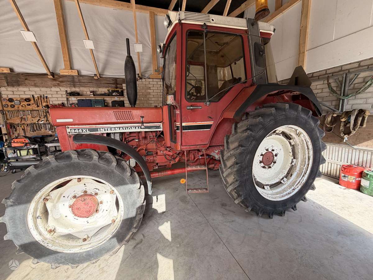 Case-IH 844, traktori
